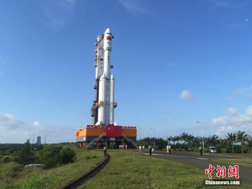 4月17日7時30分，承載著長征七號遙二運載火箭與天舟一號貨運飛船組合體的活動發(fā)射平臺，垂直轉運至發(fā)射區(qū)，標志著“天舟一號”飛行任務正式進入發(fā)射階段。閆寧 攝