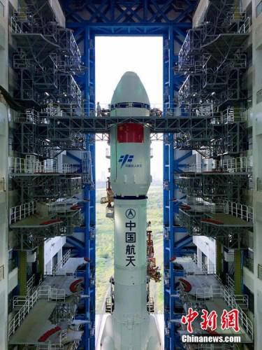 垂直轉運的順利完成，標志著“天舟一號”飛行任務正式進入發(fā)射階段。張文軍 攝