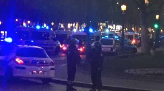 據(jù)英國廣播公司（BBC）消息，巴黎警方稱，巴黎中部發(fā)生槍擊事件，一名警察死亡，另一名受傷。