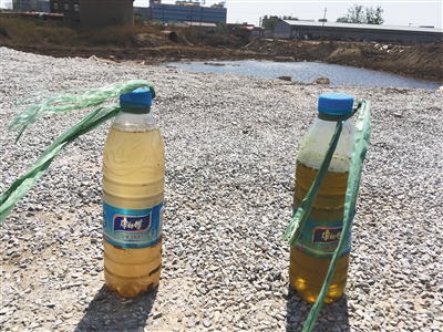 左側(cè)水樣取自化肥廠滲坑經(jīng)過治理的部分，顏色較淺；右側(cè)水樣取自同一滲坑未經(jīng)治理的部分，顏色更深。