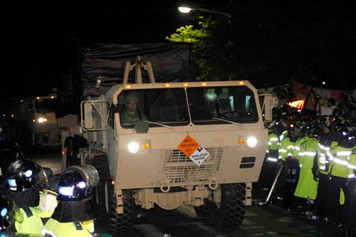 在1000多名警察的護衛(wèi)下，薩德系統(tǒng)被運到星州的高爾夫球場圖據(jù)網(wǎng)絡(luò)