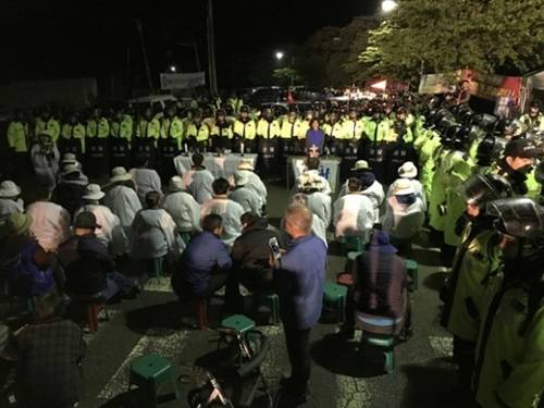 在把薩德搬運到星州高爾夫球場過程中，當?shù)鼐用窈途彀l(fā)生對抗沖突圖據(jù)網(wǎng)絡(luò)