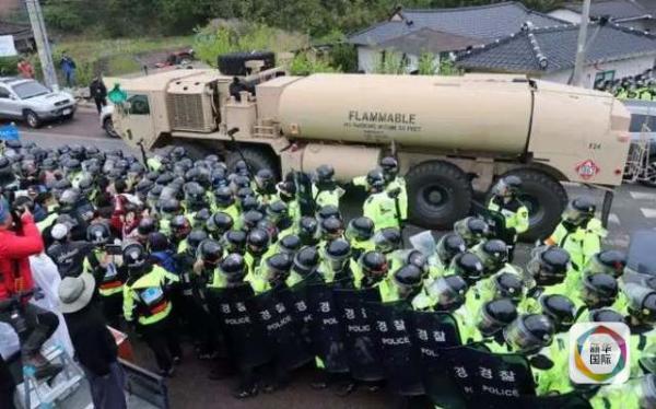 凌晨4時(shí)30分左右，駐韓美軍向“薩德”系統(tǒng)部署地星州高爾夫球場運(yùn)送“薩德”相關(guān)裝備。約有20多輛卡車和軍用拖車進(jìn)入星州高爾夫球場，其中裝有兩臺(tái)導(dǎo)彈發(fā)射架、X波段雷達(dá)及作戰(zhàn)指控中心等裝備。