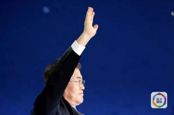 目前民調(diào)領(lǐng)先的共同民主黨候選人文在寅方面當(dāng)天上午表示，強(qiáng)行在星州部署“薩德”的做法“無視國民意愿和程序”，實(shí)際上切斷了下屆政府針對“薩德”相關(guān)政策的判斷余地。