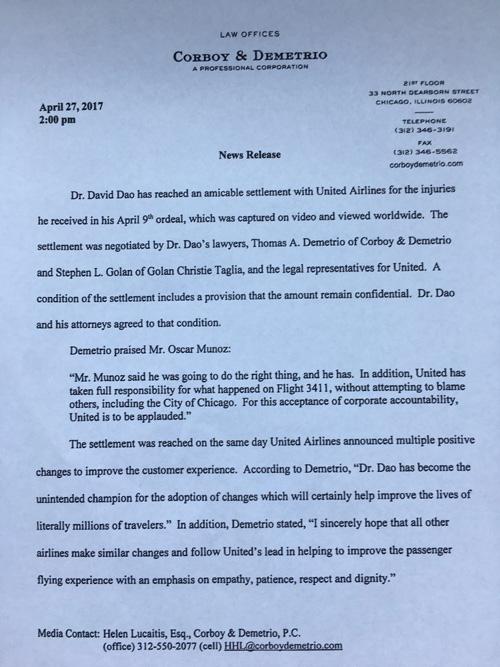 當(dāng)?shù)貢r(shí)間4月27日14點(diǎn)（北京時(shí)間28日凌晨3點(diǎn)），負(fù)責(zé)代理美聯(lián)航暴力拖拽乘客下飛機(jī)一案的律師德梅特里奧給包括央視記者在內(nèi)的媒體發(fā)來郵件，稱美聯(lián)航已與遭暴力拖拽下飛機(jī)的乘客David Dao達(dá)成和解協(xié)議。但作為條件之一，協(xié)議的具體內(nèi)容和涉及的金額保密。