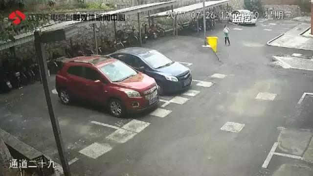 10歲女孩稱在小區(qū)內被綁架 監(jiān)控畫面卻是這樣一幕