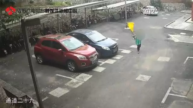 10歲女孩稱在小區(qū)內被綁架 監(jiān)控畫面卻是這樣一幕