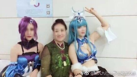 (網(wǎng)友發(fā)出的凝黛與阿姨的合影 圖片來自網(wǎng)絡(luò))