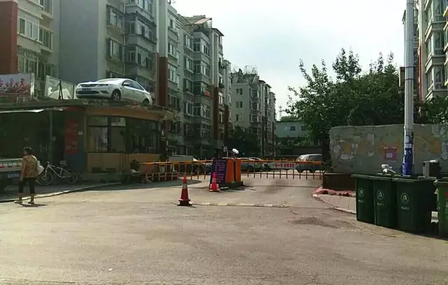 女司機(jī)與保安沖突停車堵門 物業(yè)雇吊車讓其上天 女司機(jī)與保安沖突停車堵門 物業(yè)雇吊車讓其上天