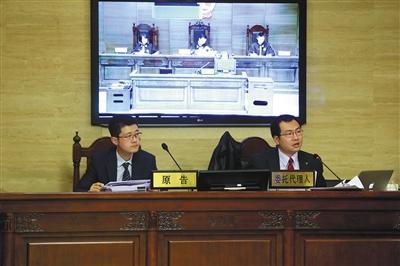 “小黃車”的商標(biāo)所有人“數(shù)人公司”代理律師稱，“ofo小黃車”侵犯了“小黃車”的注冊商標(biāo)。