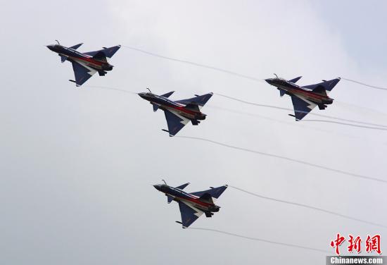 資料圖：殲-10表演機(jī)。<a target='_blank'  _fcksavedurl='http://www.chinanews.com/' _fcksavedurl='http://www.chinanews.com/'>中新社</a>發(fā) 申進(jìn)科 攝