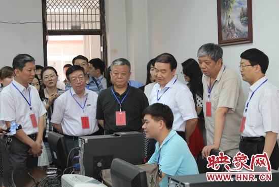 在評卷質(zhì)檢組,工作人員介紹說,今年有四級質(zhì)檢(即小組質(zhì)檢、題組質(zhì)檢、學(xué)科質(zhì)檢、省質(zhì)檢),確保嚴(yán)把質(zhì)量