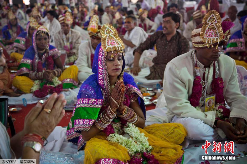 當(dāng)?shù)貢r(shí)間2014年6月15日,印度新德里,印度政府為數(shù)百對(duì)貧困新人舉辦集體婚禮。