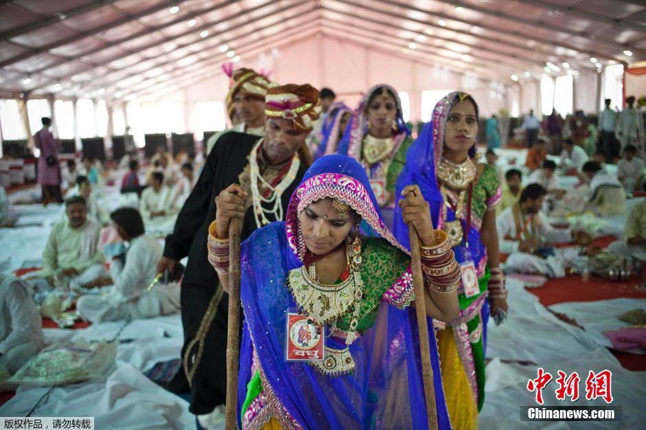 當(dāng)?shù)貢r(shí)間2014年6月15日,印度新德里,印度政府為數(shù)百對(duì)貧困新人舉辦集體婚禮。