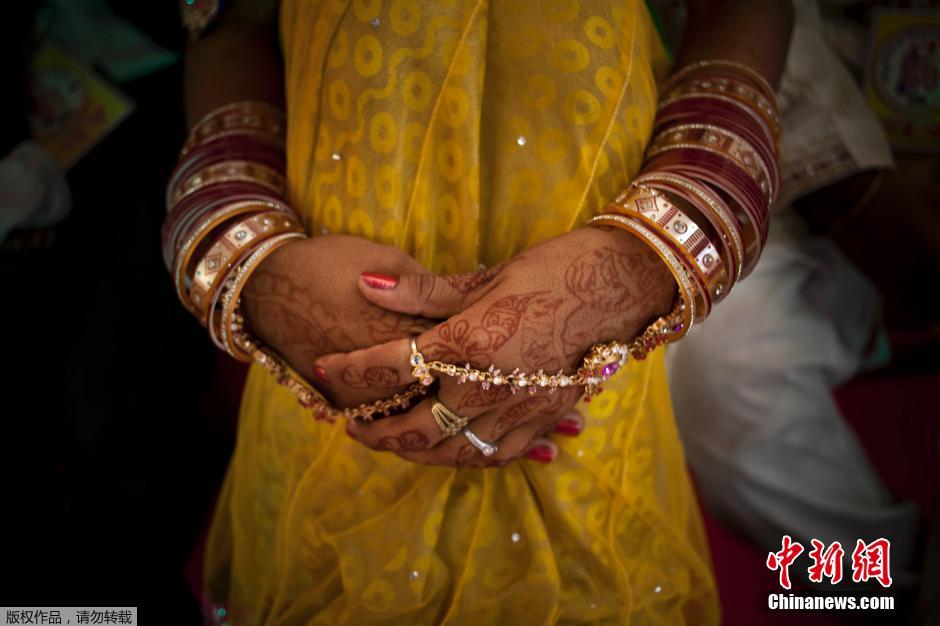 當(dāng)?shù)貢r(shí)間2014年6月15日,印度新德里,印度政府為數(shù)百對(duì)貧困新人舉辦集體婚禮。