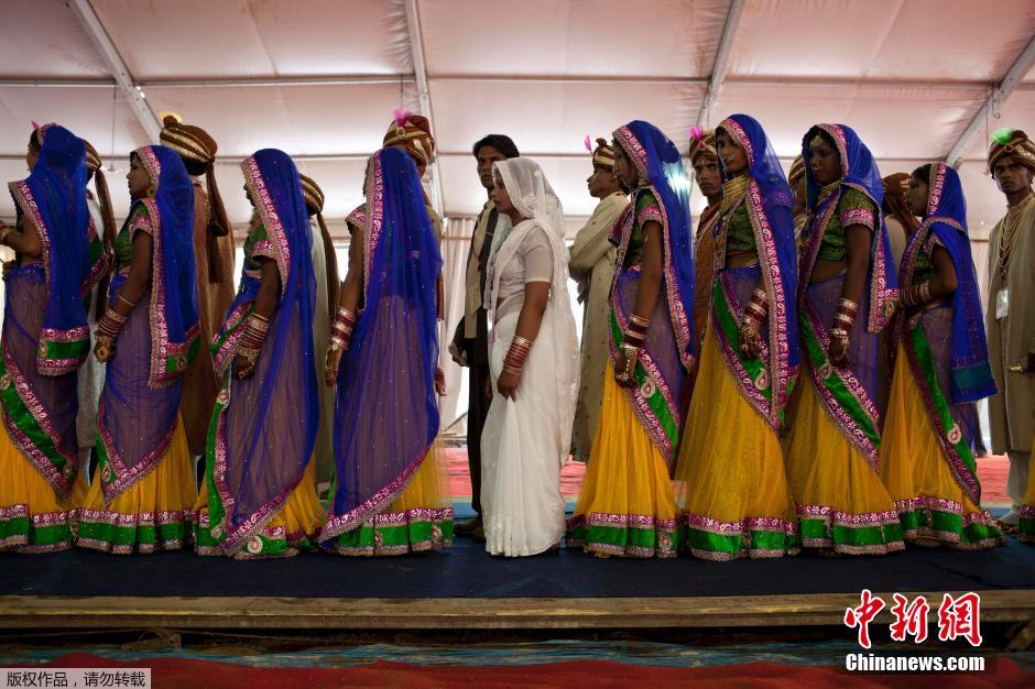 當(dāng)?shù)貢r(shí)間2014年6月15日,印度新德里,印度政府為數(shù)百對(duì)貧困新人舉辦集體婚禮。