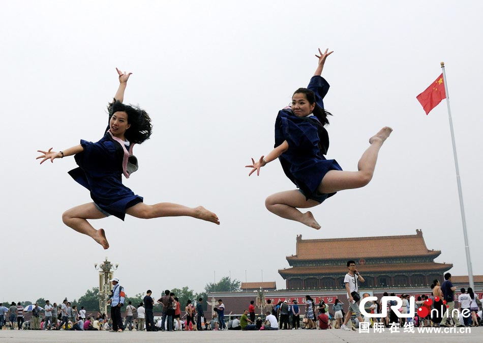 幾名打?qū)W生天安門廣場創(chuàng)意留影。圖片來源：金聞/CFP