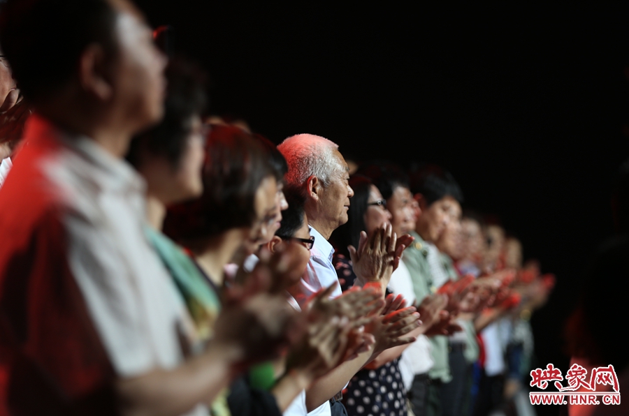 中央電視臺(tái)“時(shí)代楷模”發(fā)布廳，觀眾起立為“編外雷鋒團(tuán)”鼓掌。
