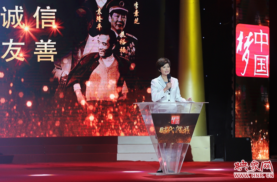 中央電視臺(tái)“時(shí)代楷模”發(fā)布廳，發(fā)布人敬一丹介紹“編外雷鋒團(tuán)”。