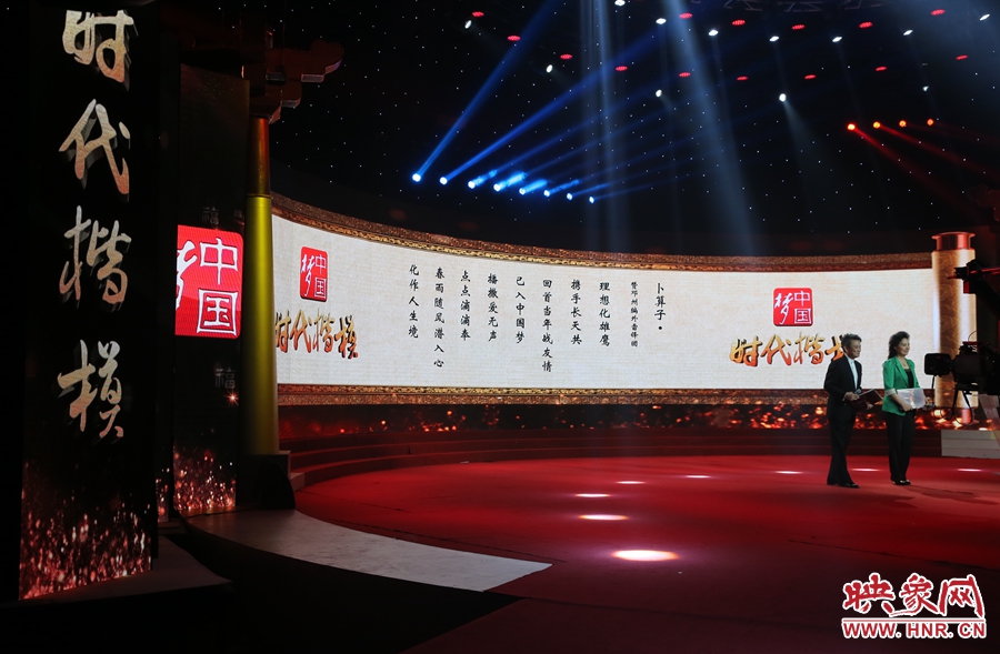 朗誦者朗誦贊河南鄧州“編外雷鋒團(tuán)”詩(shī)文。