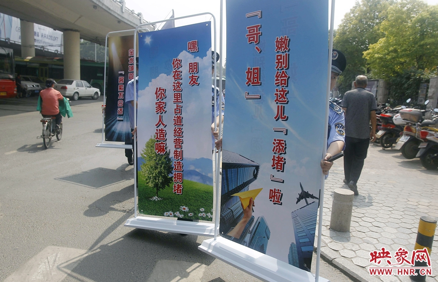 “哥、姐，嫩（你們）別給這兒添堵啦?！? width=