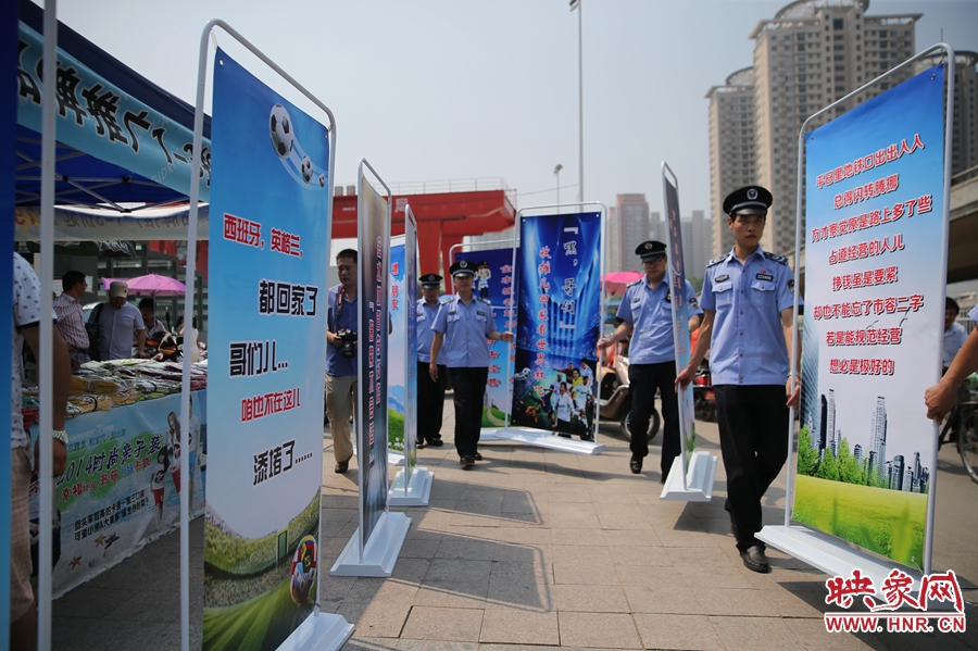 “平日里地鐵口出出入入，總得閃轉(zhuǎn)騰挪......”