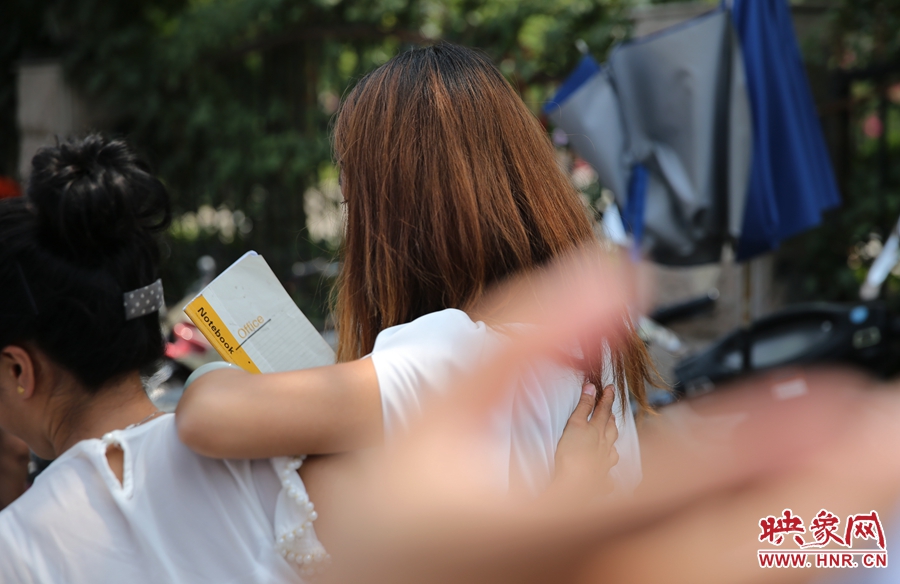 兩名看守?cái)偽坏呐⒁?jiàn)記者拍照離開(kāi)現(xiàn)場(chǎng)。