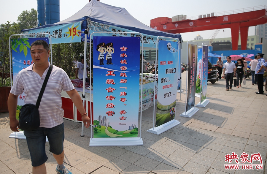 攤位被“圍觀”后，沒(méi)有一單生意，過(guò)往市民叫好。