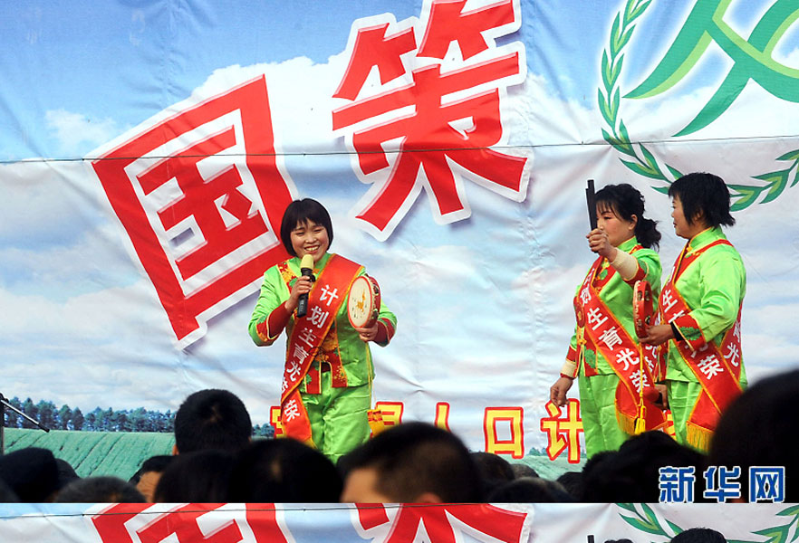 說唱演員在河南省寶豐縣街頭宣傳計劃生育政策（2008年2月19日攝）。