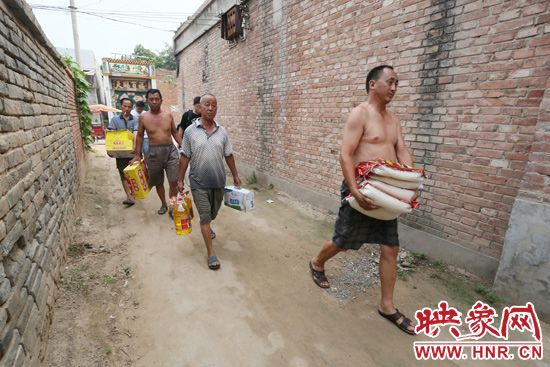 映象網(wǎng)記者為老人帶來大米糧油等生活物資。