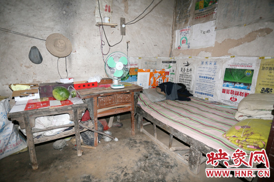 老人的居住條件十分簡陋。