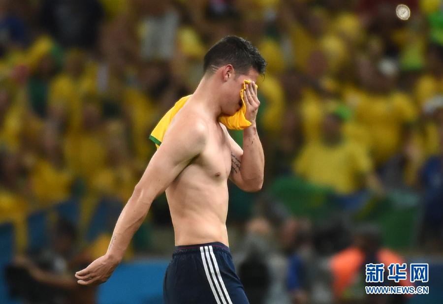 7月4日，哥倫比亞隊(duì)球員羅德里格斯退場(chǎng)時(shí)掩面而泣。