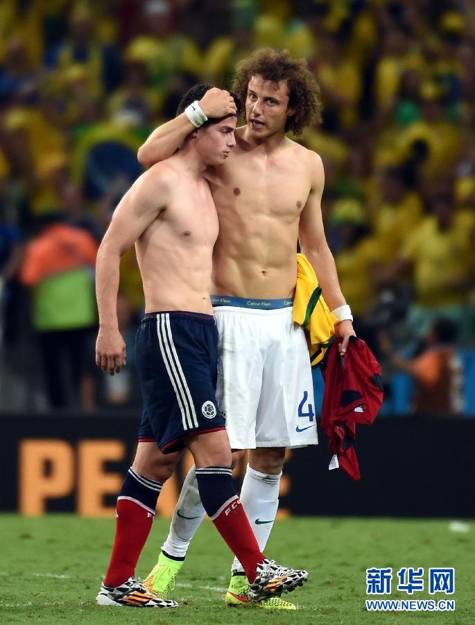 圖為7月4日，巴西隊(duì)球員路易斯（右）賽后安慰哥倫比亞隊(duì)球員羅德里格斯。
