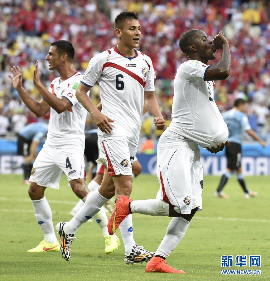 6月14日，哥斯達(dá)黎加隊(duì)球員喬·坎貝爾（右一）進(jìn)球后將足球塞進(jìn)衣服內(nèi)慶祝。