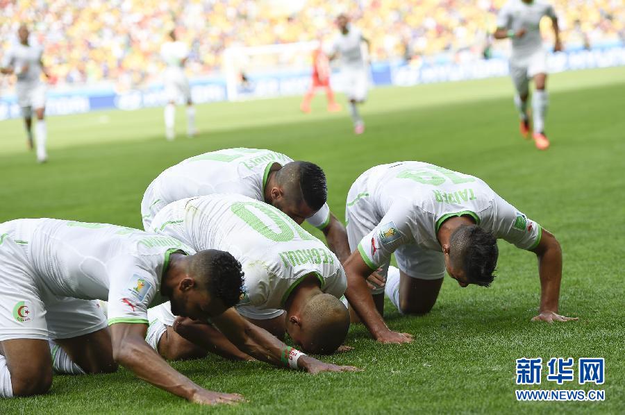 6月17日，阿爾及利亞隊(duì)球員蘇·費(fèi)古利（左二）罰入點(diǎn)球后與隊(duì)友慶祝。
