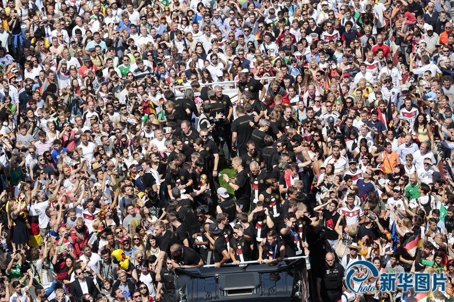 當?shù)貢r間2014年7月15日，德國柏林，德國隊歸國舉行奪冠巡游。