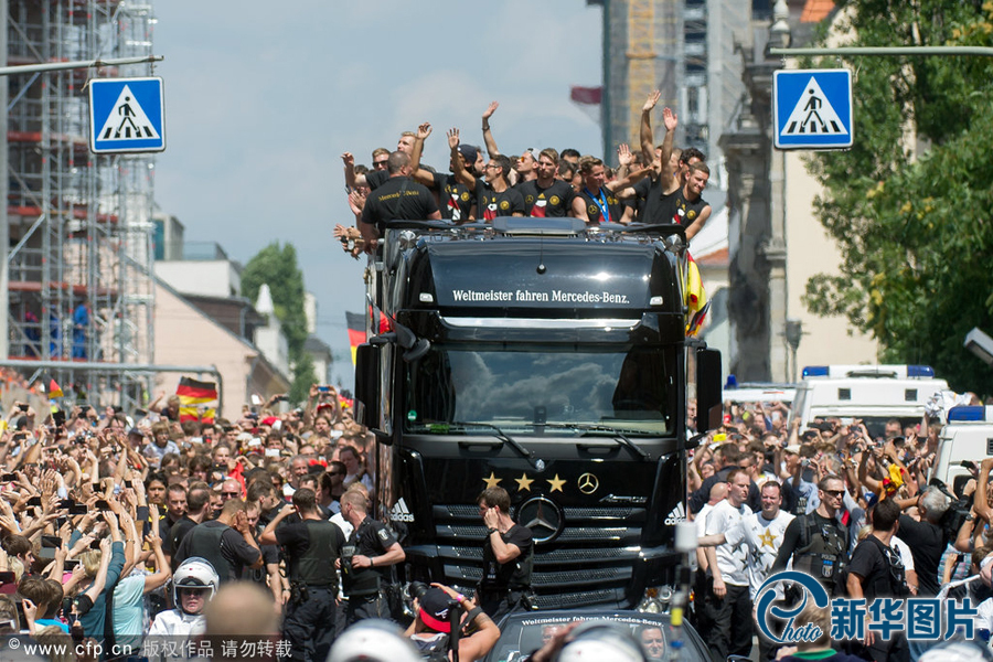 當?shù)貢r間2014年7月15日，德國柏林，德國隊歸國舉行奪冠巡游。