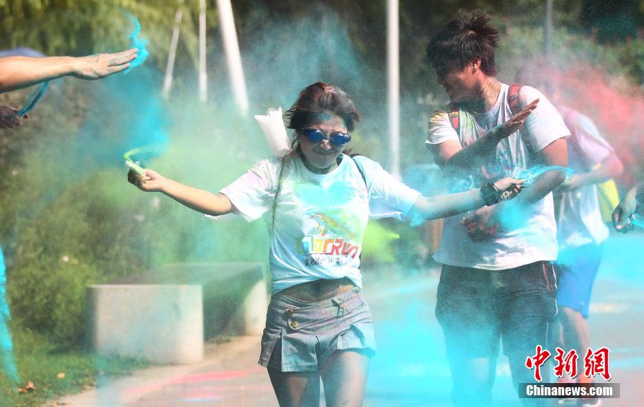 7月19日,參加彩虹跑的年輕人沖向終點(diǎn)后合影。