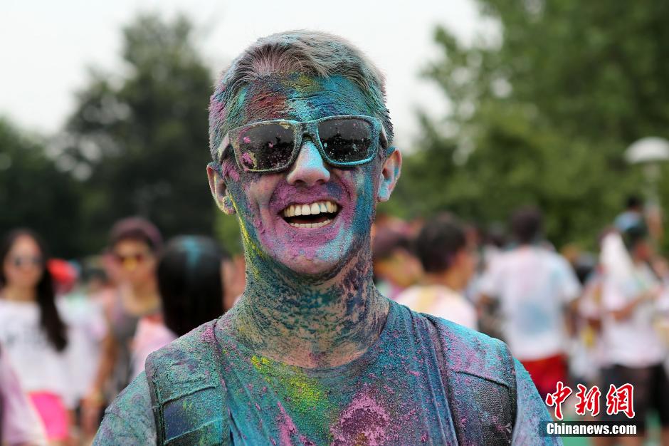 7月19日,參加彩虹跑的年輕人沖向終點(diǎn)后合影。