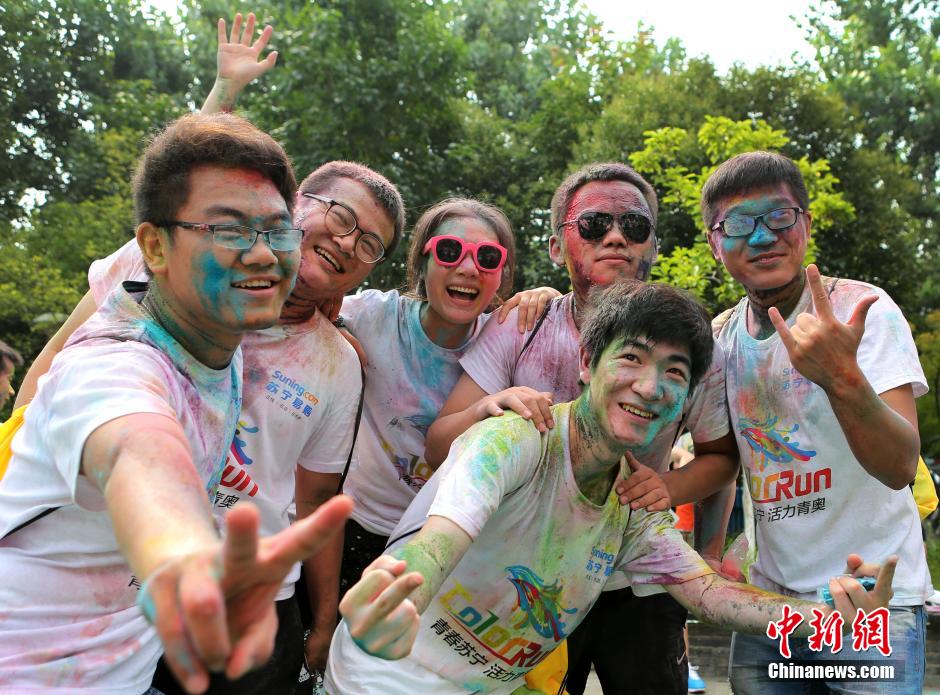 7月19日,參加彩虹跑的年輕人沖向終點(diǎn)后合影。