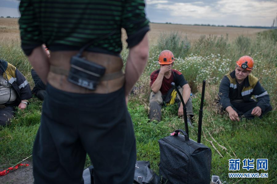 7月19日,在烏克蘭頓涅茨克州馬航MH17航班的墜毀現(xiàn)場(chǎng)附近,幾名礦工志愿者在休息。