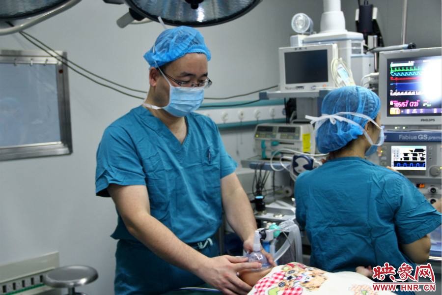 上午8點10分，小龍接受全身麻醉。