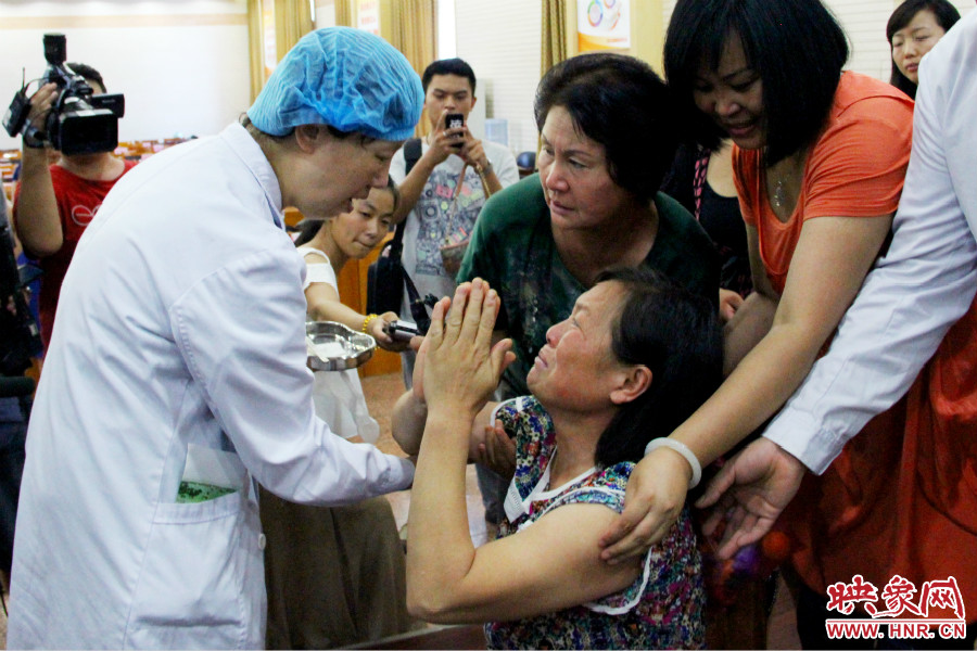 當得知小龍腦部的鋼針成功取出，馮書想的情緒有些激動。