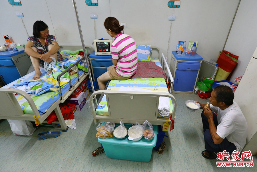 早上八點多，親戚買來了早餐，可是孩子的奶奶和姑姑卻吃不下去