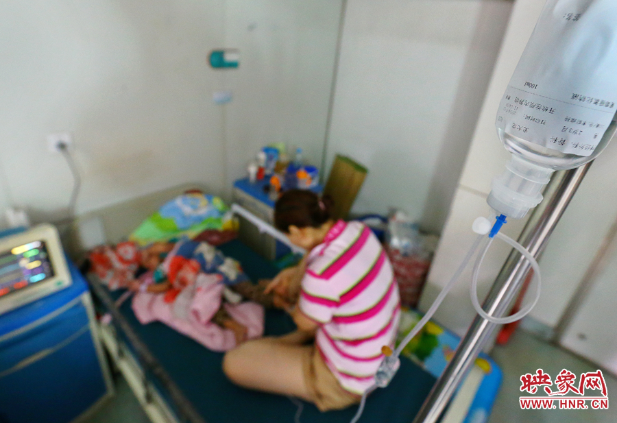 早上7點左右，醫(yī)生為大龍輸液做術(shù)前準備