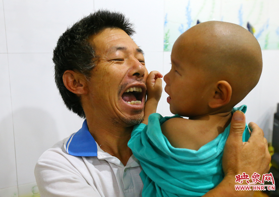 麻醉前，爺爺努力逗著大龍笑，他希望孩子能暫時忘記傷病帶來的疼痛