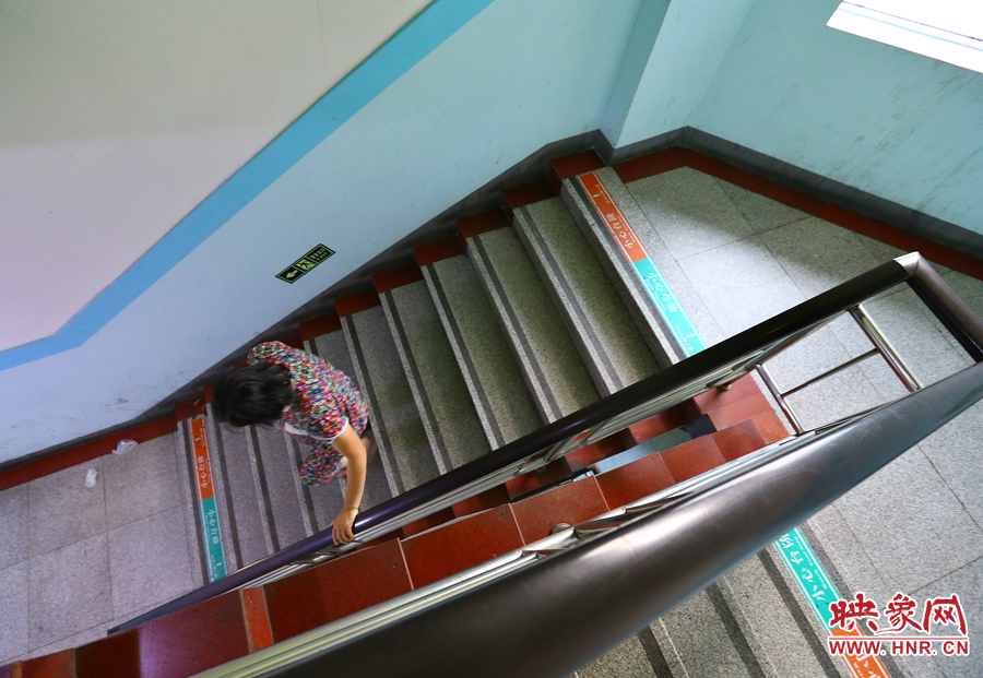 當看到孫子進入手術(shù)室后，大龍的奶奶含著淚離開