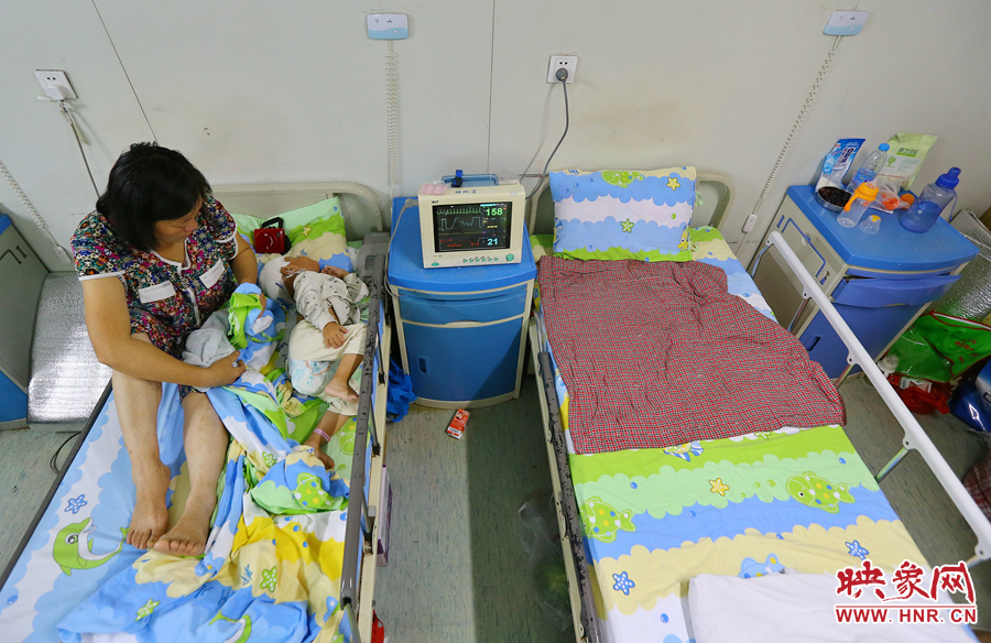 大龍手術(shù)期間，奶奶一直守在小龍身邊