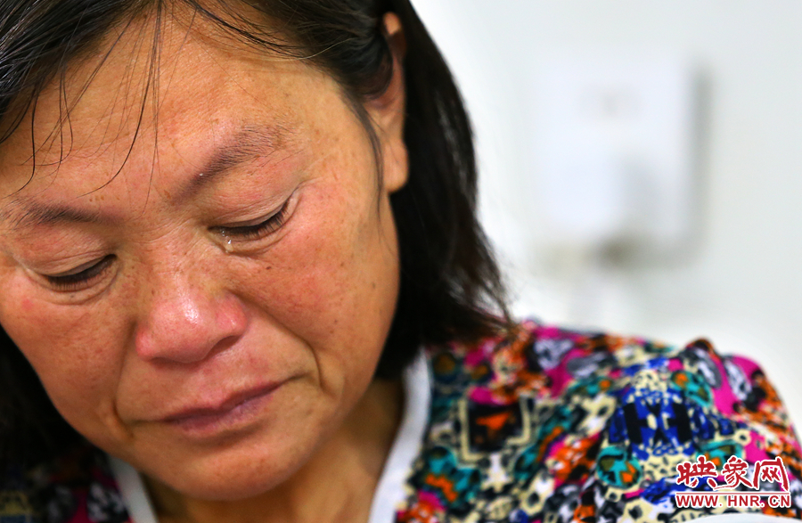 大龍手術(shù)時，等待結(jié)果的奶奶留下了淚水