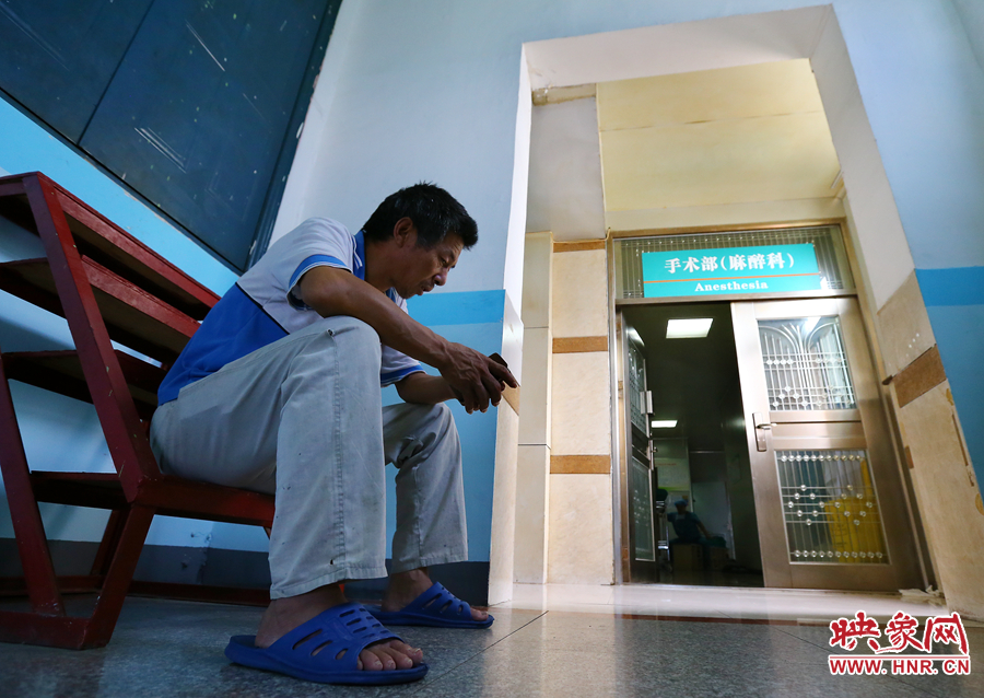 大龍的手術(shù)時，爺爺一直在門口焦急的等待